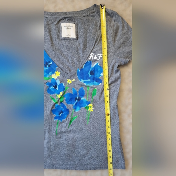 Abercrombie & Fitch Medium Floral V-Neck Shirt - Picture 6 of 7